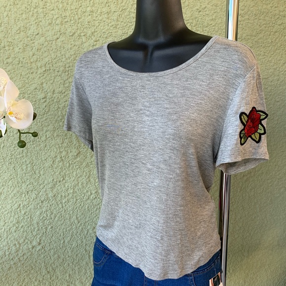Active USA Tops - Gray Top Rose embroidered